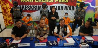 Tim Jatanras Polda Riau Tangkap Pelaku Pecah Kaca Nasabah Bank Tim Jatanras Polda Riau Tangkap Pelaku Pecah Kaca Nasabah Bank