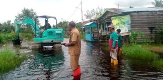 Kadis LH Rohil Suwandi Pantau Langsung Normalisasi Banjir Di Semua Titik