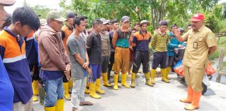 Atasi Banjir di Jalan Pelabuhan Baru Dan Nelayan, DLH Rohil Turunkan 60 Petugas