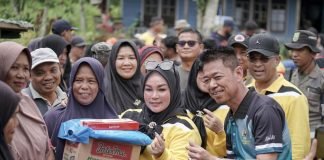 Kunjungi Warga Terdampak Banjir, Bupati Rohil Bagikan Ratusan Paket Sembako