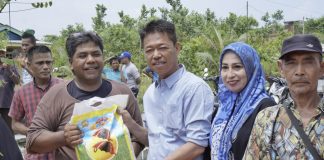 Kunjungi Korban Kebakaran, Bupati Rohil Serahkan Bantuan Sembako