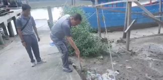 Kapolsek Bangko Bersama Polri Pimpin Program Bersih Sampah Dipinggir Pantai