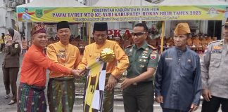 Ikuti Pawai Ta’aruf MTQ ke XVIII, Kadis DLH Rohil Beri Bingkisan Hasil Daur Ulang Sampah Kepada Bupati