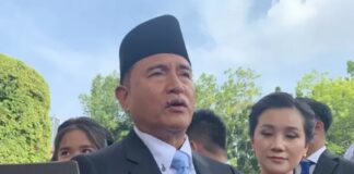 Statement Perdana Jadi Menko, Yusril Sebut Peristiwa 98 Bukan Pelanggaran HAM Berat Menteri Koordinator Bidang Hukum, HAM, Imigrasi, dan Pemasyarakatan Yusril Ihza Mahendra memberikan keterangan kepada media tentang kasus pelanggaran HAM di Istana Negara, Senin (21/10/2024). FOTO/SINDOnews/RAKA DWI NOVIANTO
