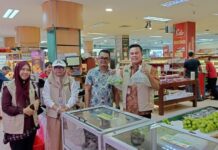 DKP Pekanbaru Periksa Anggur Shine Muscat di Swalayan DKP Pekanbaru Periksa Anggur Shine Muscat di Swalayan