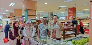 DKP Pekanbaru Periksa Anggur Shine Muscat di Swalayan DKP Pekanbaru Periksa Anggur Shine Muscat di Swalayan