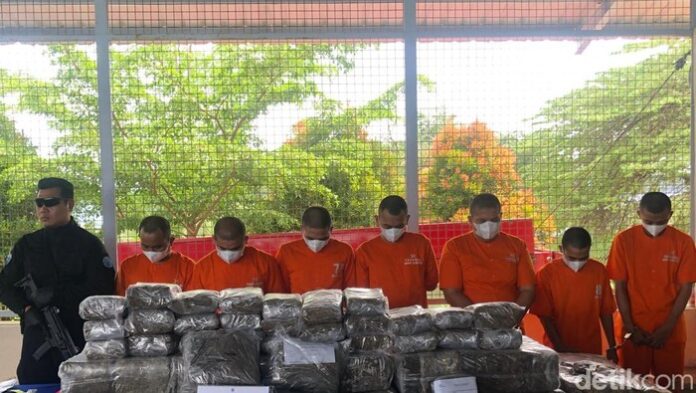 ketujuh-pelaku-saat-dihadirkan-bnnp-sumbar-dalam-pemusnahan-barang-bukti-di-hbt-padang-do-m-afdal-afriantodetiksumut_169 (1)