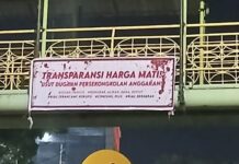 Spanduk Berdarah Terpajang di JPO dekat DPRD Riau Desak Usut Pansus Defisit Rp 1,76 T