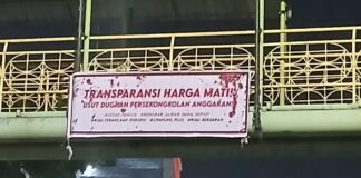 Spanduk Berdarah Terpajang di JPO dekat DPRD Riau Desak Usut Pansus Defisit Rp 1,76 T