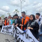 Sejumlah Mahasiswa Menyambangi Mapolda Riau Beri Ingatkan Polisi Tentang Kemanusiaan Sejumlah Mahasiswa Menyambangi Mapolda Riau Beri Ingatkan Polisi Tentang Kemanusiaan