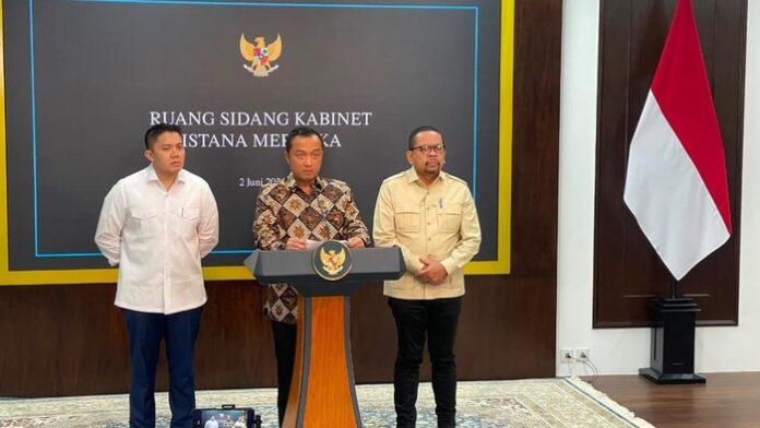 mensesneg-prasetyo-hadi-konferensi-pers-pencopotan-dadan-hindayana-dari-kepala-bgn-1780408847575_169 Istana Bicara Nasib MBG Usai Dadan Hindayana Dicopot dari Kepala BGN